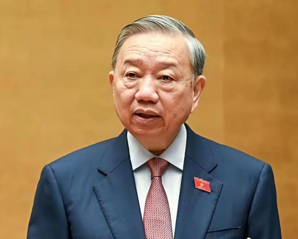 谁能想到，这边刚在北京拍着胸脯保证“咱们的关系是头等优先”，转头回了河内，就把手