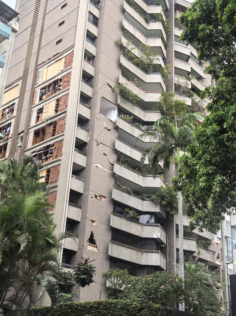 #委内瑞拉震后中餐厅正常营业#【连线委内瑞拉中餐厅经理：正常营业，但附近有楼房受
