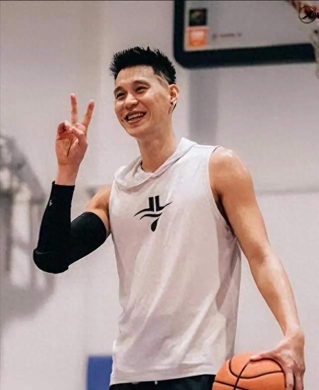 林书豪说詹姆斯来CBA也未必夺冠，被骂十年，麦迪旧事怎么说？