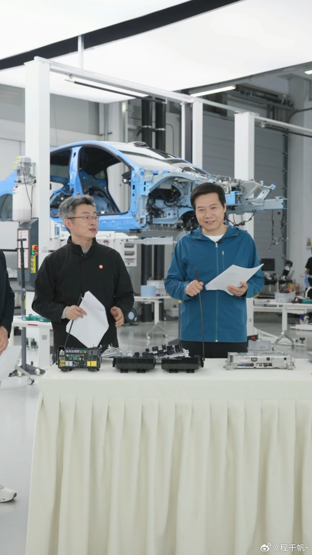 雷军称将发布装车视频  雷总搞了一场别家无法复刻的顶级自证，你不是说我车不安全吗