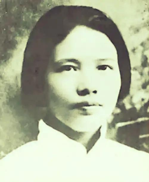 中共中央第一至七届的女性中央委员，是哪几人？


妇女也顶半边天。在中共领导的中