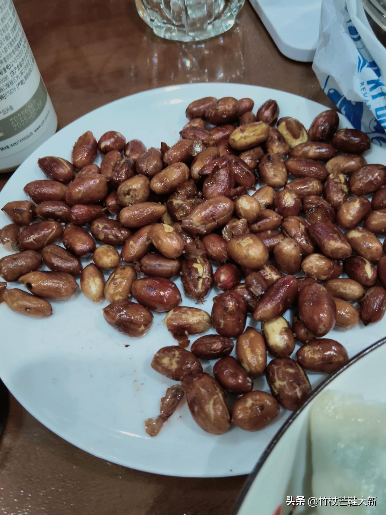 周末晚饭，猪肉韭菜饺子配这俩菜，喝一杯。
这一周，雨不断 ，一下雨，不能活动，身