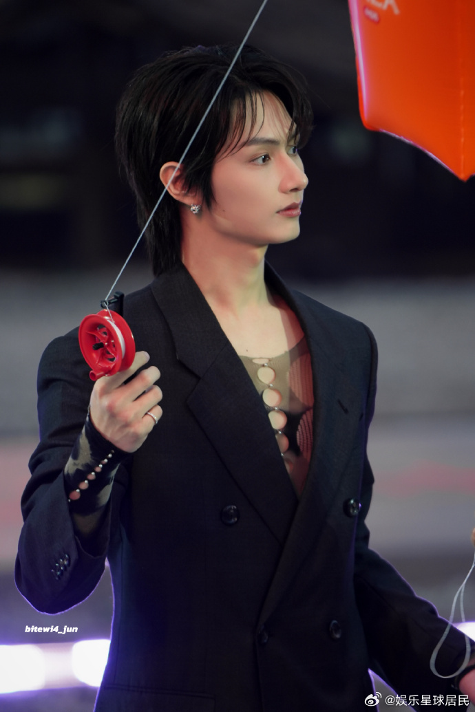 文俊辉成龙比武成龙说未来接班人是文俊辉 文俊辉功底扎实、态度认真，再加上成龙前辈