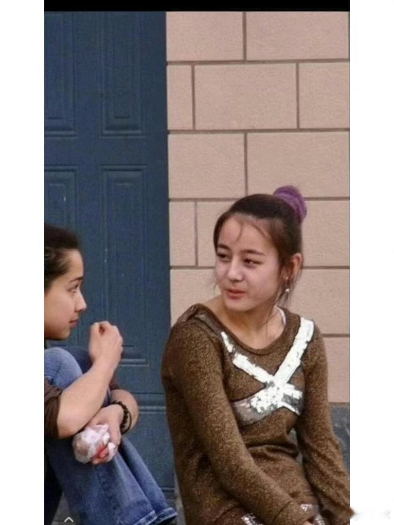 吴越看迪丽热巴的眼神2007年在新疆街头的迪丽热巴，很青涩可爱和她一起的同伴和热