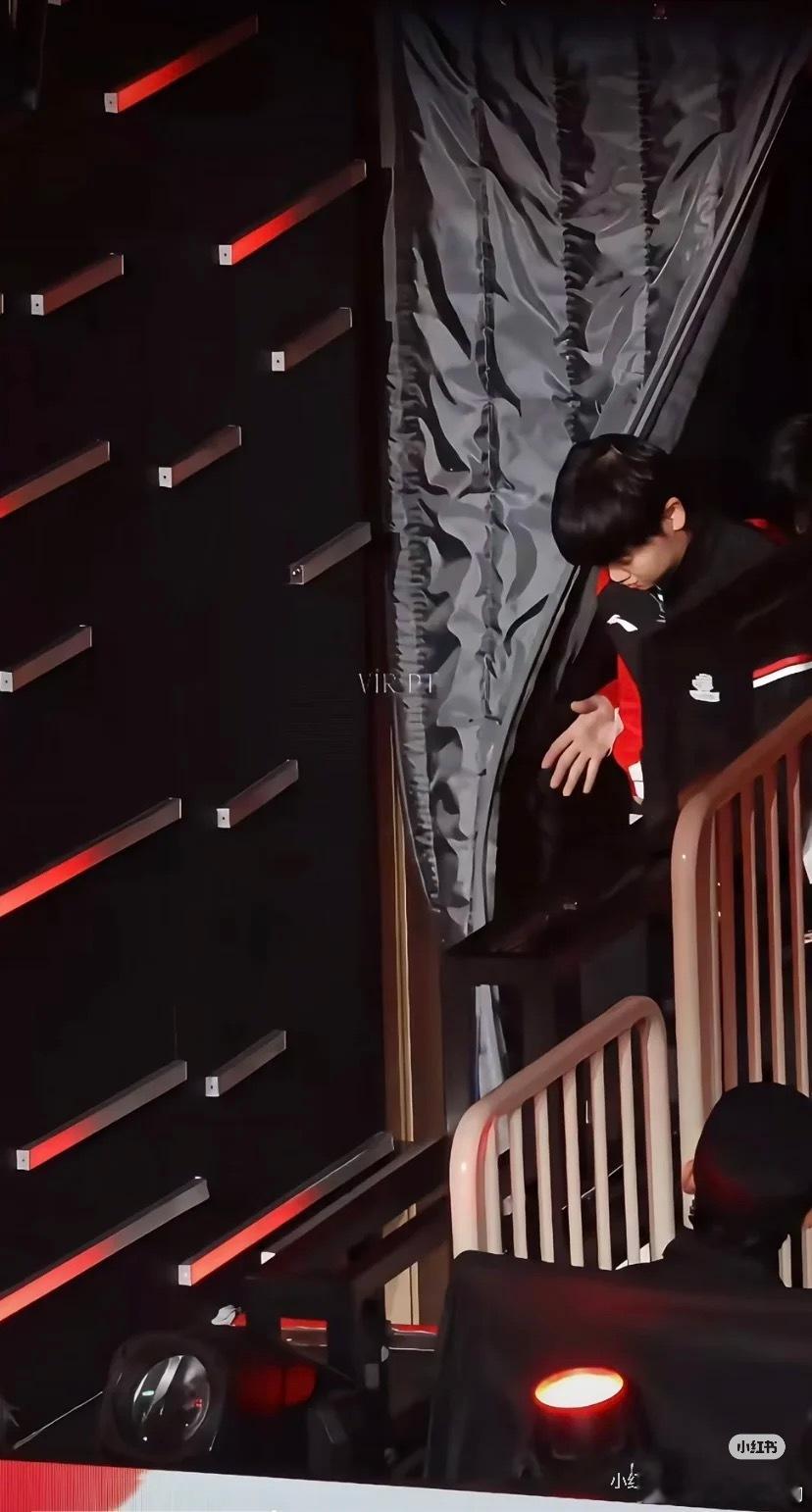 哟还帮忙掀帘子