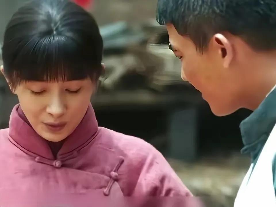追剧《生万物》昨晚剧情，大脚和绣绣圆房了，绣绣还是个处女，大脚高兴得巴不得要向全