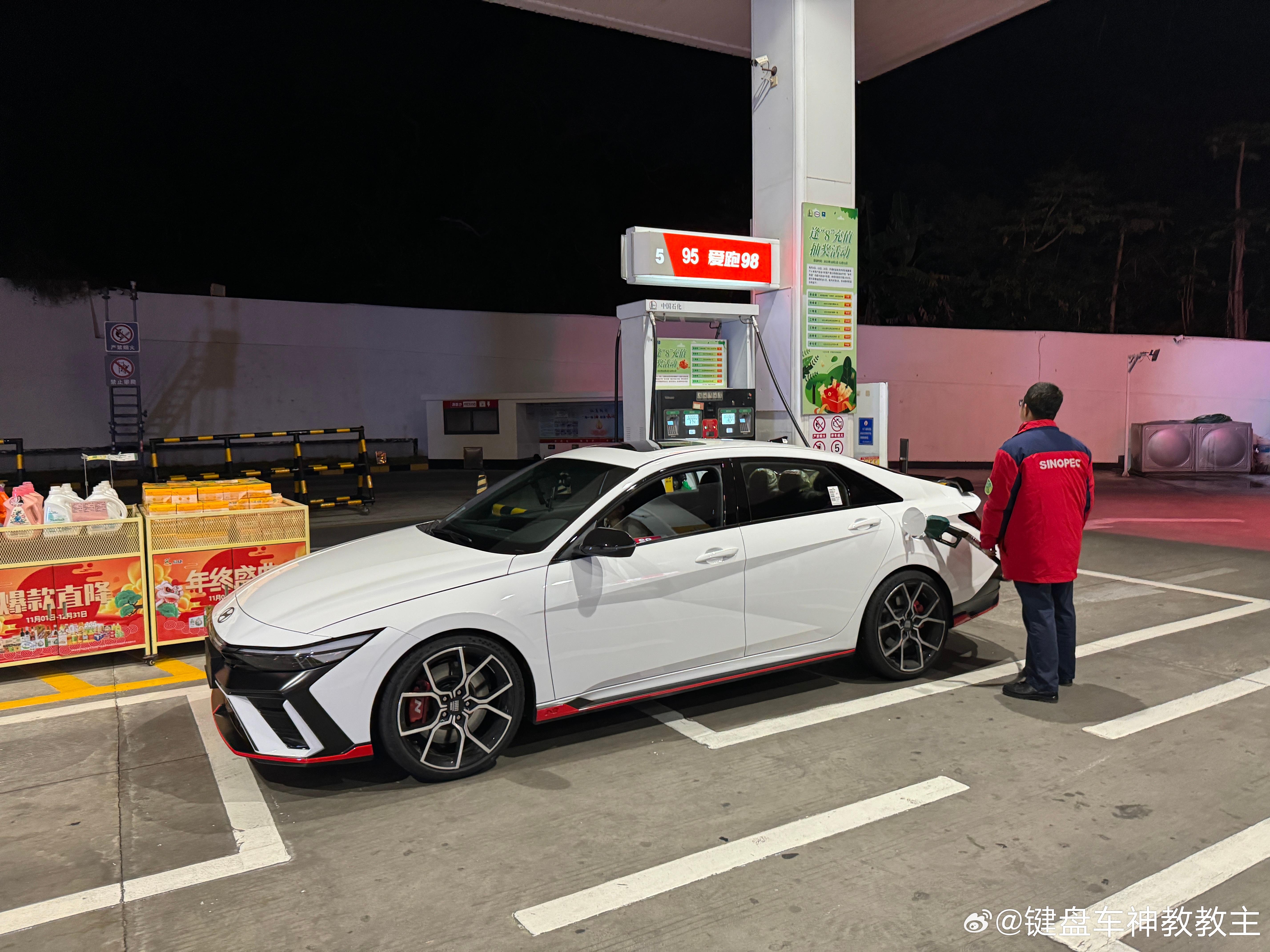 在厦门加98，师傅非常疑惑，反复问我不是加92嘛？给我乐半天，我说我这车看着像加