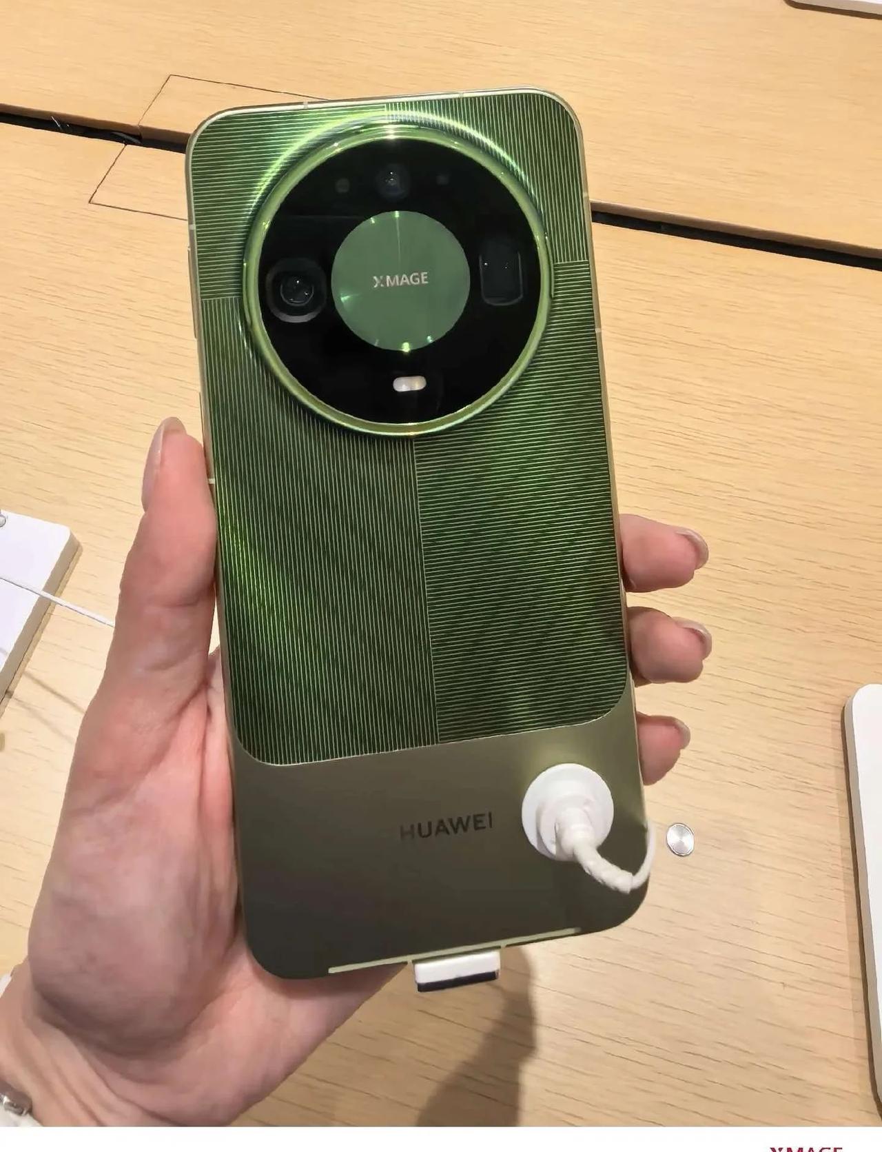 绿色也太好看了吧！💚💚💚
翡冷翠，实物比照片更惊艳，绿得通透高级