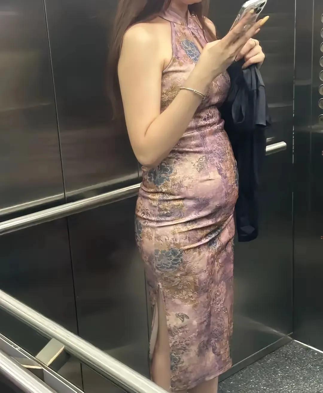 年龄不大，体型不胖，但就是肚腩大，应该是怀上了。

在电梯里，偶遇一漂亮小姐姐，