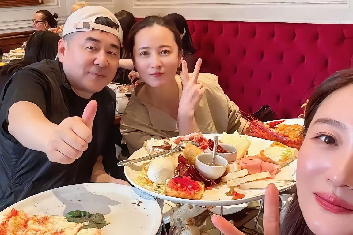 大家都能认识，也很熟这两个人是谁吧？我想知道？就是露着半个前额，一只眼，半个鼻子