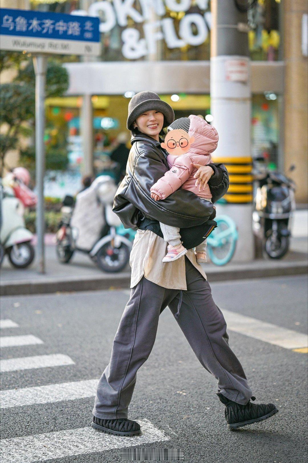 雎晓雯抱女儿出街  雎晓雯带女儿现身上海街头  雎晓雯抱女儿出街，不愧是超模，好