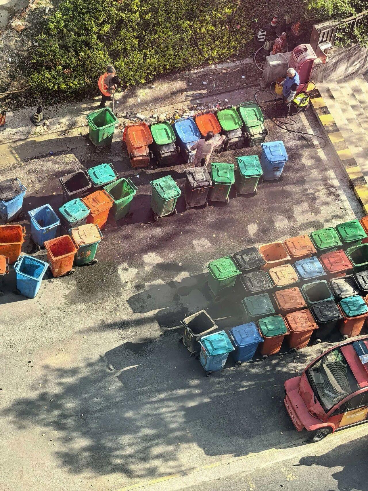 市民吐槽：香苑东园物业为图管理便利，将小区全部垃圾桶集中放置在11号楼前清洗，常