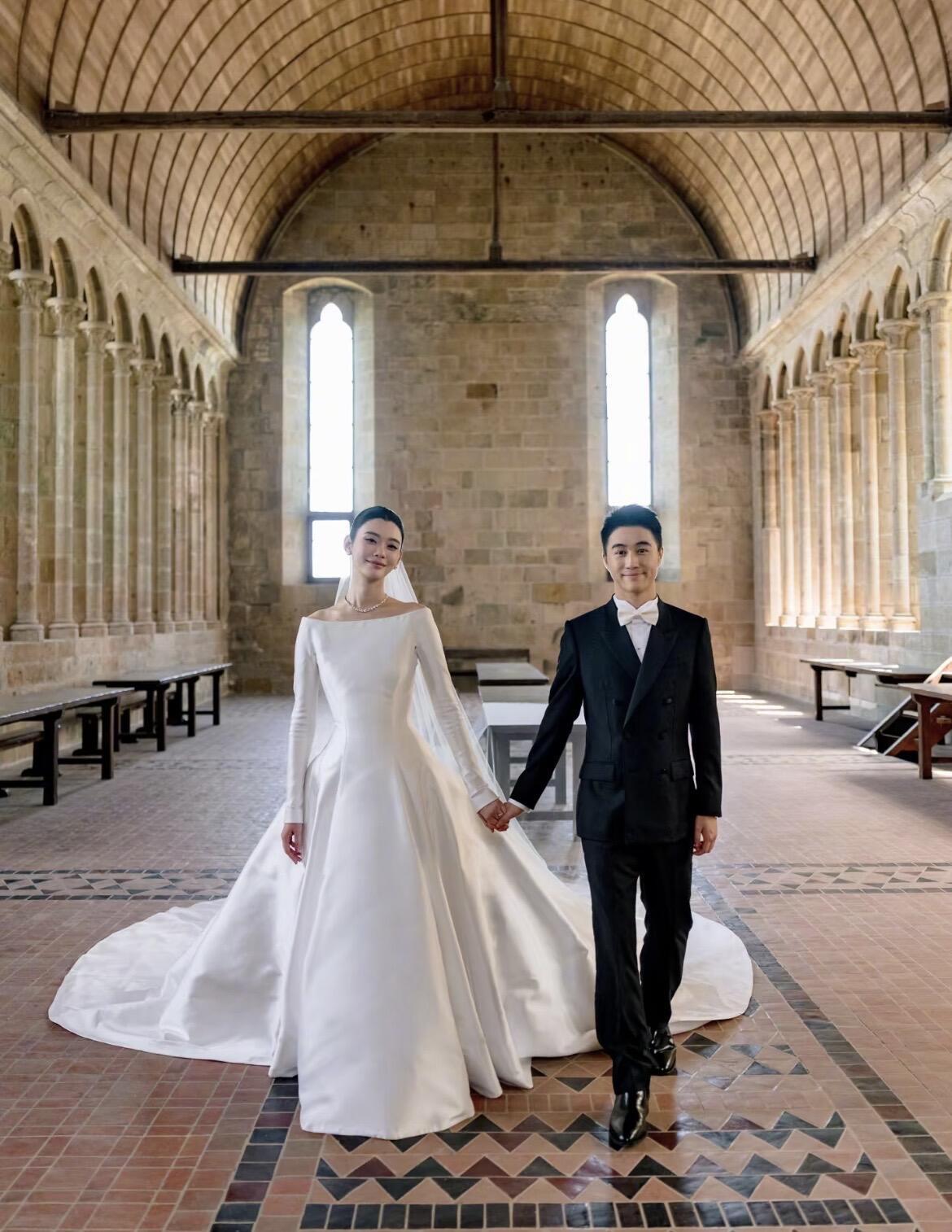 奚梦瑶晒婚礼照片奚梦瑶的主婚纱为什么那么简约？