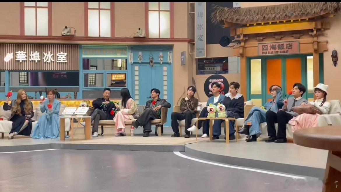 隐藏的铁粉属性藏不住了！黄龄主动 cue 偶像，分享儿时追星加入合唱团的经历，言