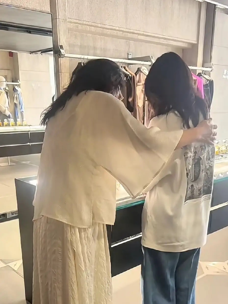 张兰晒出动态，她带孙女小玥儿，在北京三里屯逛街！小玥儿这是回北京过暑假了，这孩子