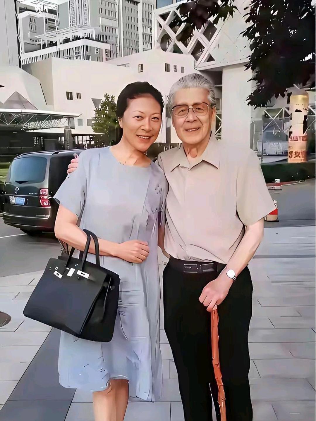 能认识他们两位的我估计都已经50多岁了