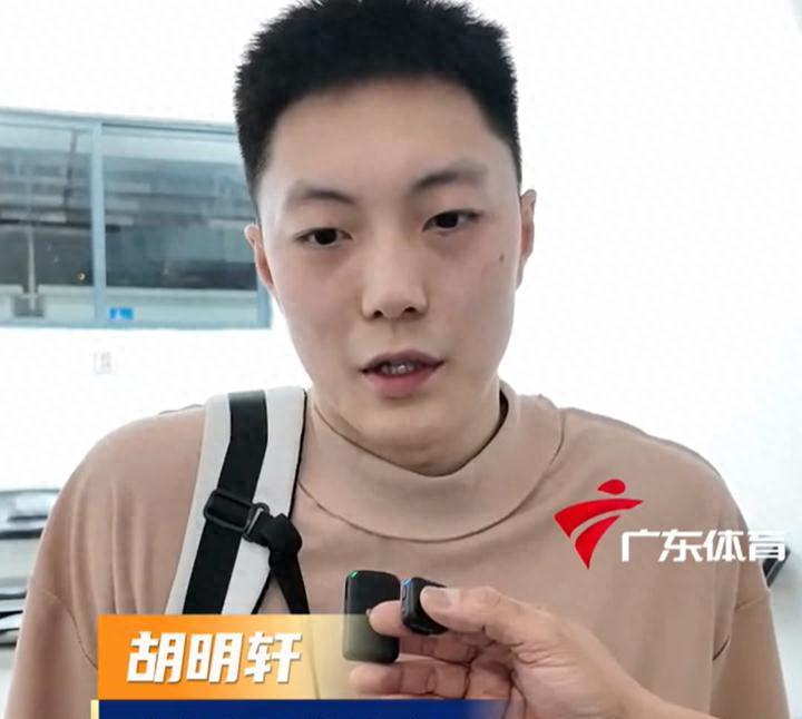 广东男篮季后赛期间的管理措施引发不少讨论，球队要求球员每晚十点上交手机，防止球员