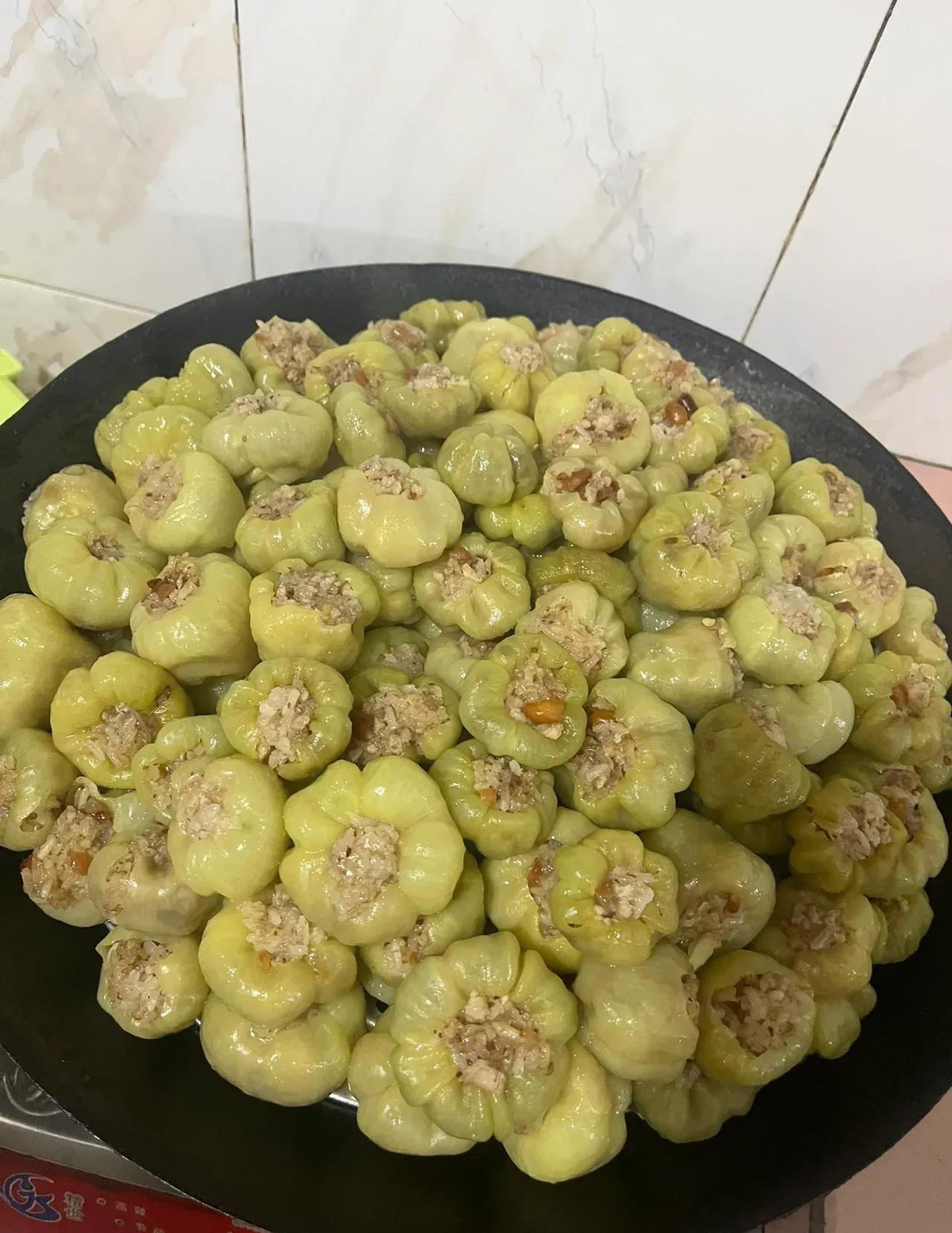 北方人初次尝试南方美食，竟然发现一锅包子全都露馅了！意外的笑料引来全屋哄堂大笑，