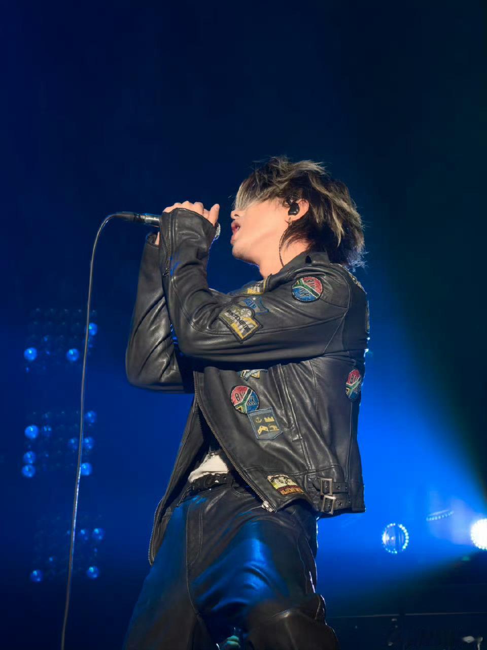 蔡徐坤纽约演唱会大合唱情人纽约演唱会全场大合唱《情人》，华语歌在海外太有排面了！