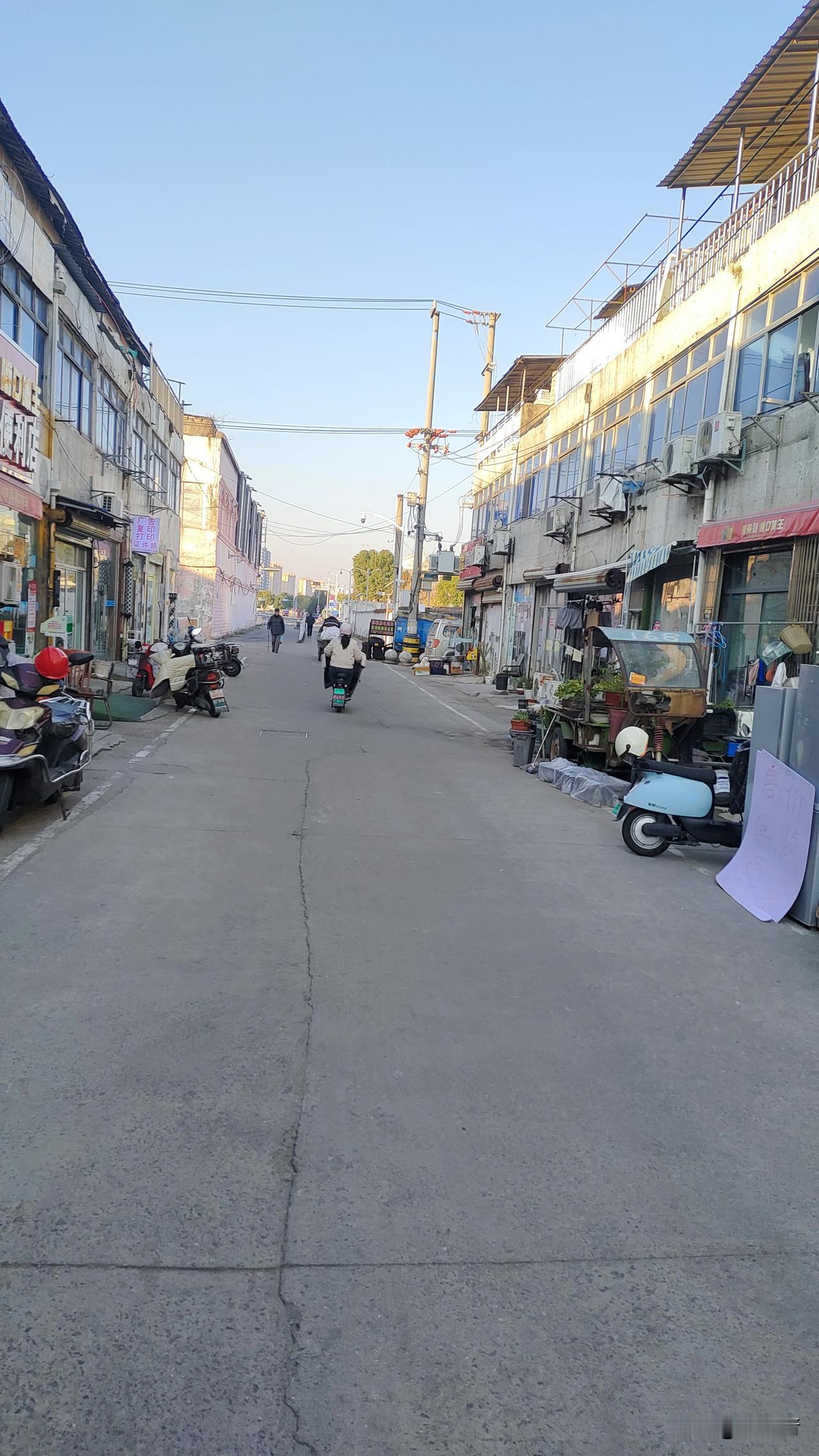 2026年1月20日下午13时，太阳西下，站在我居住的老街楼下拍张照片留念，因为