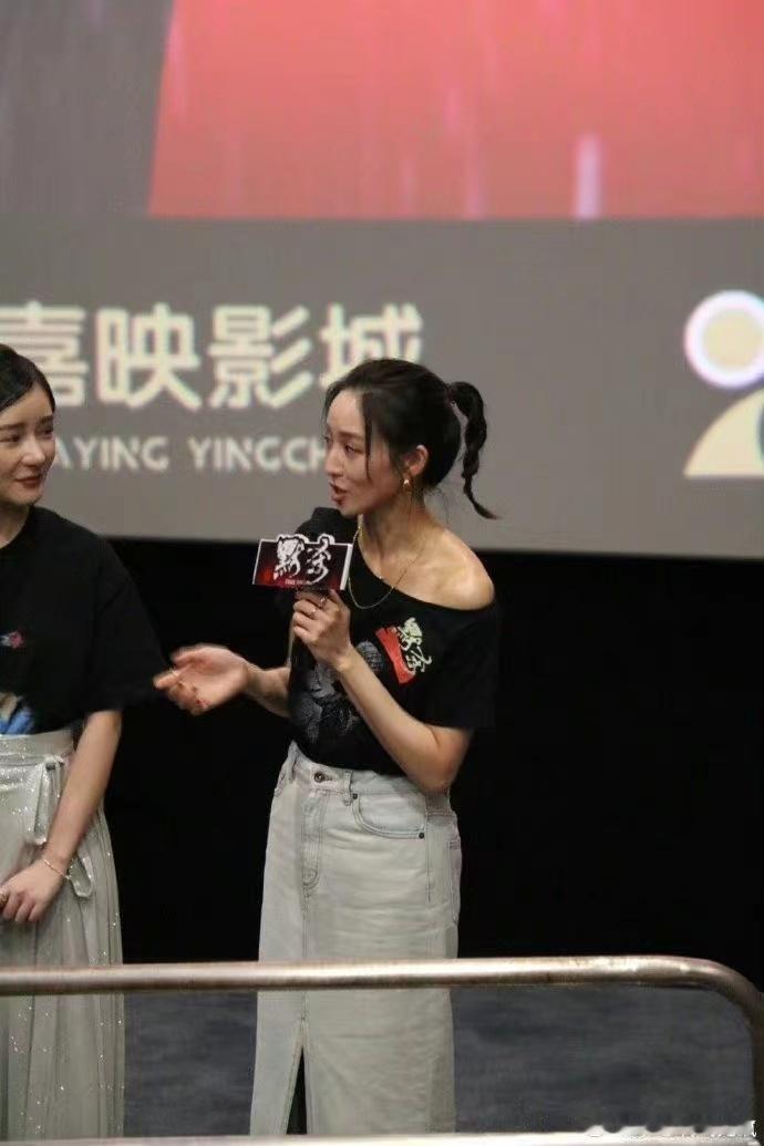 #张钧甯路透状态#张钧甯路透状态真的好绝，张钧甯在《默杀》线下的美感溢出来了 ，