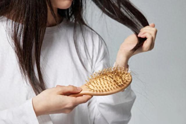 如何区分脱发和正常掉发？预防脱发的方法看这里→