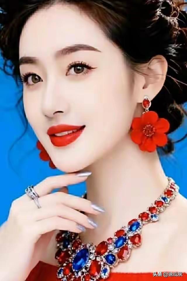 女人天生一枝花
人不慕仙只爱她
最是妩媚风姿韵
姹紫嫣红好年华