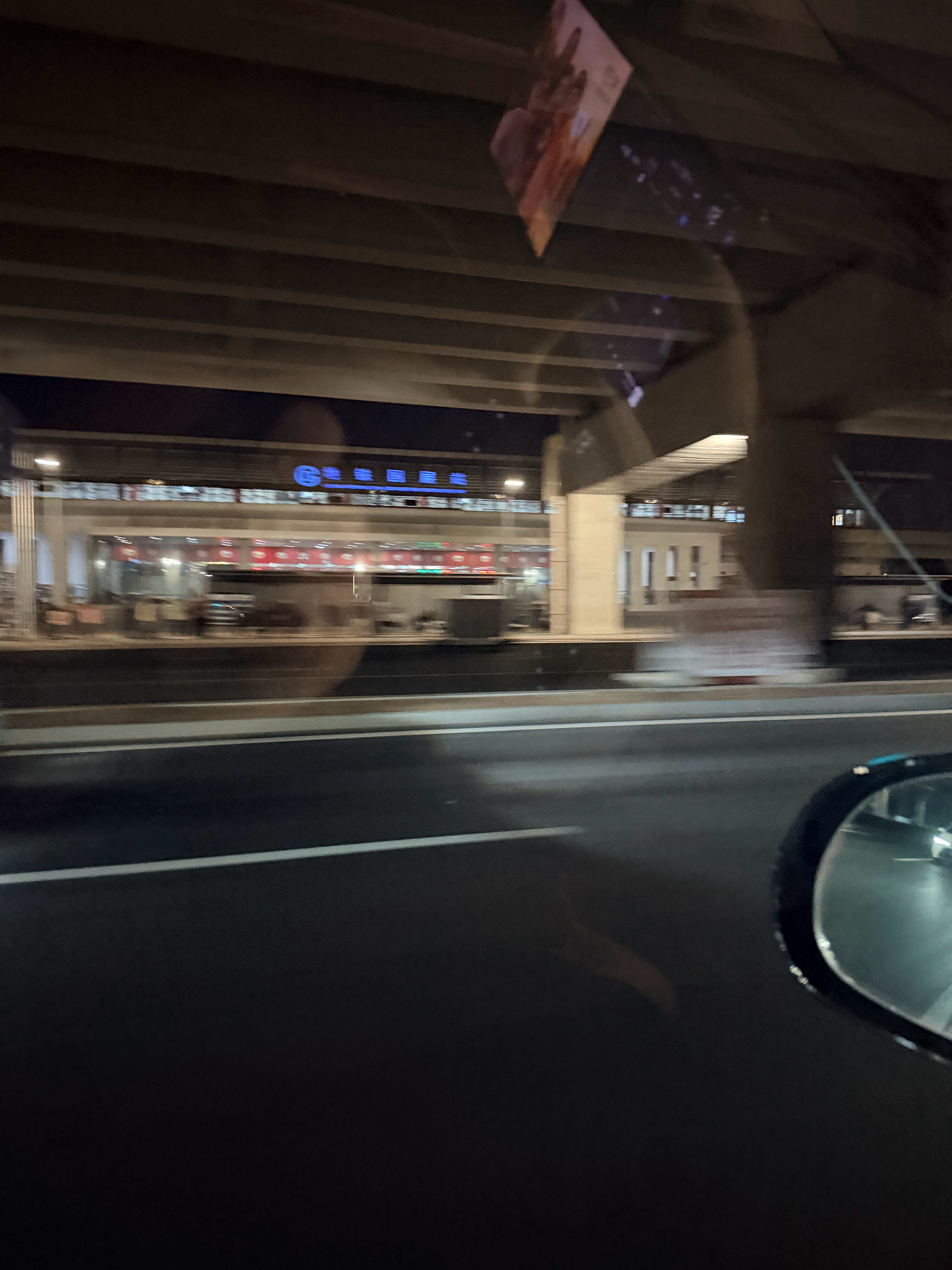 京密路修了快速路之后，老路也进行了改造。从原来出了名的堵，突然变得有点“摩登”了