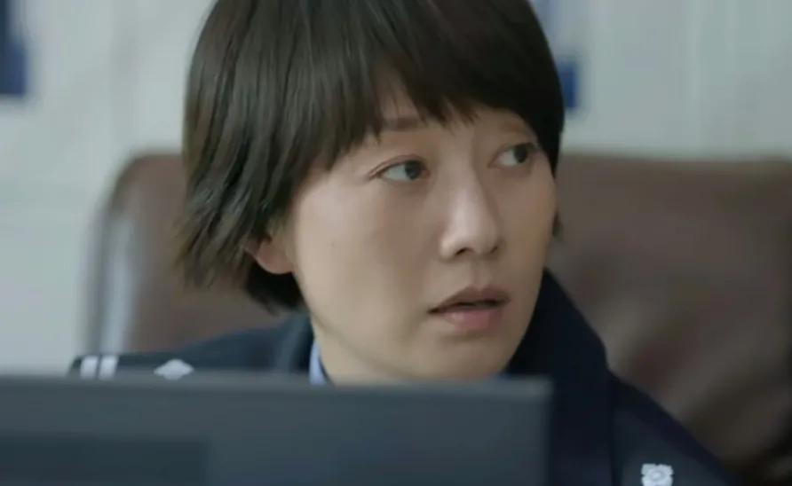 马伊琍新剧
《错位》素颜造型
想不到，素颜也这么好看
穿警服的女人
就是不一样
