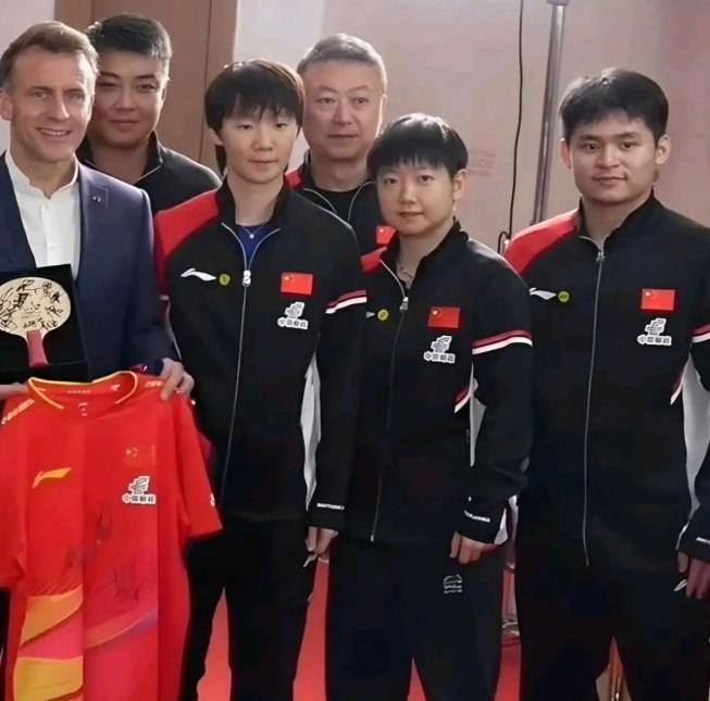 我刚从成都的朋友那儿听说，马克龙访华时玩得那叫一个嗨，但真正让我惊醒的是那位保洁