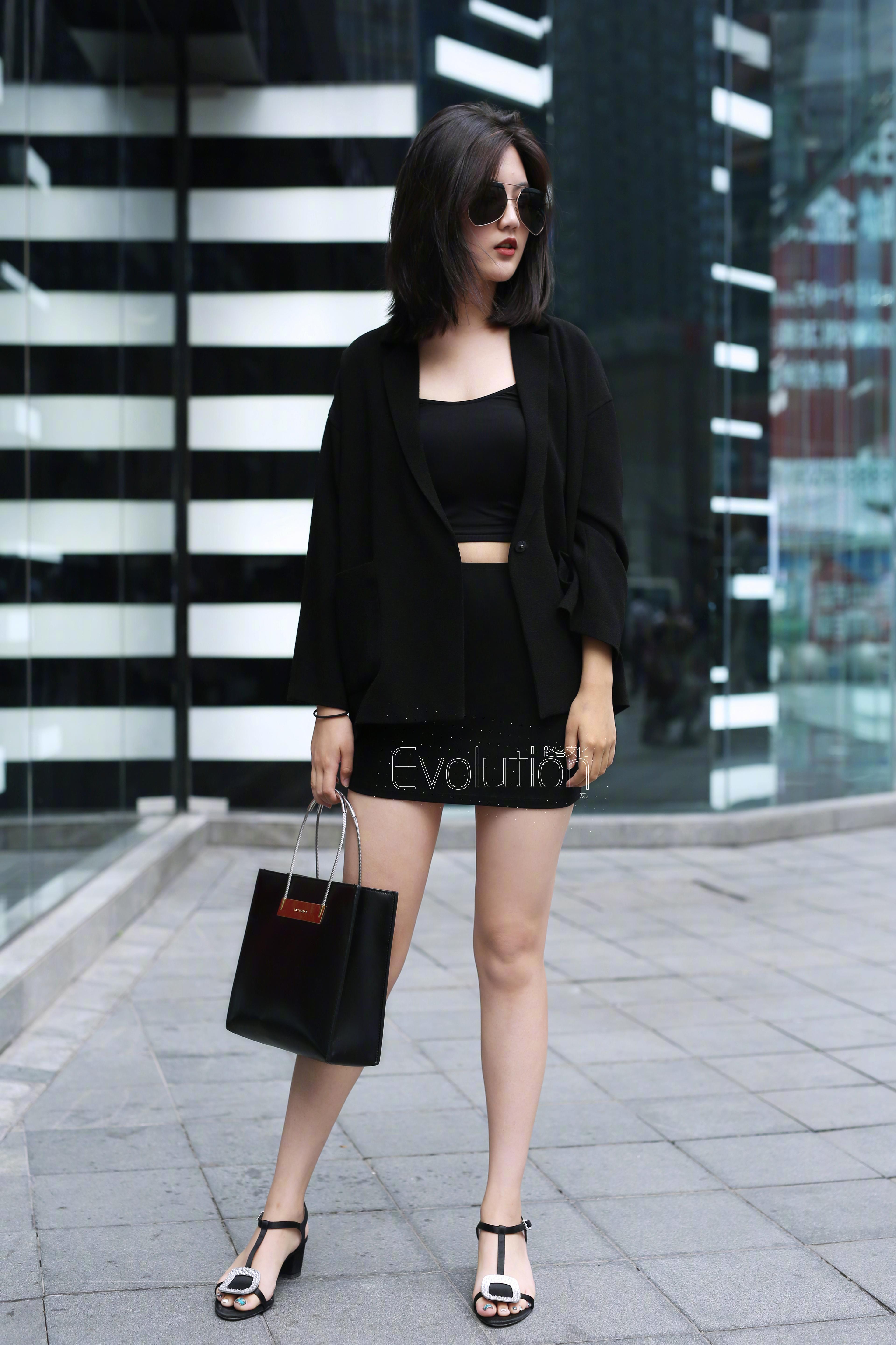 黑色穿搭，简约不失风情，谁说黑色不能优雅？👗✨ ​​​