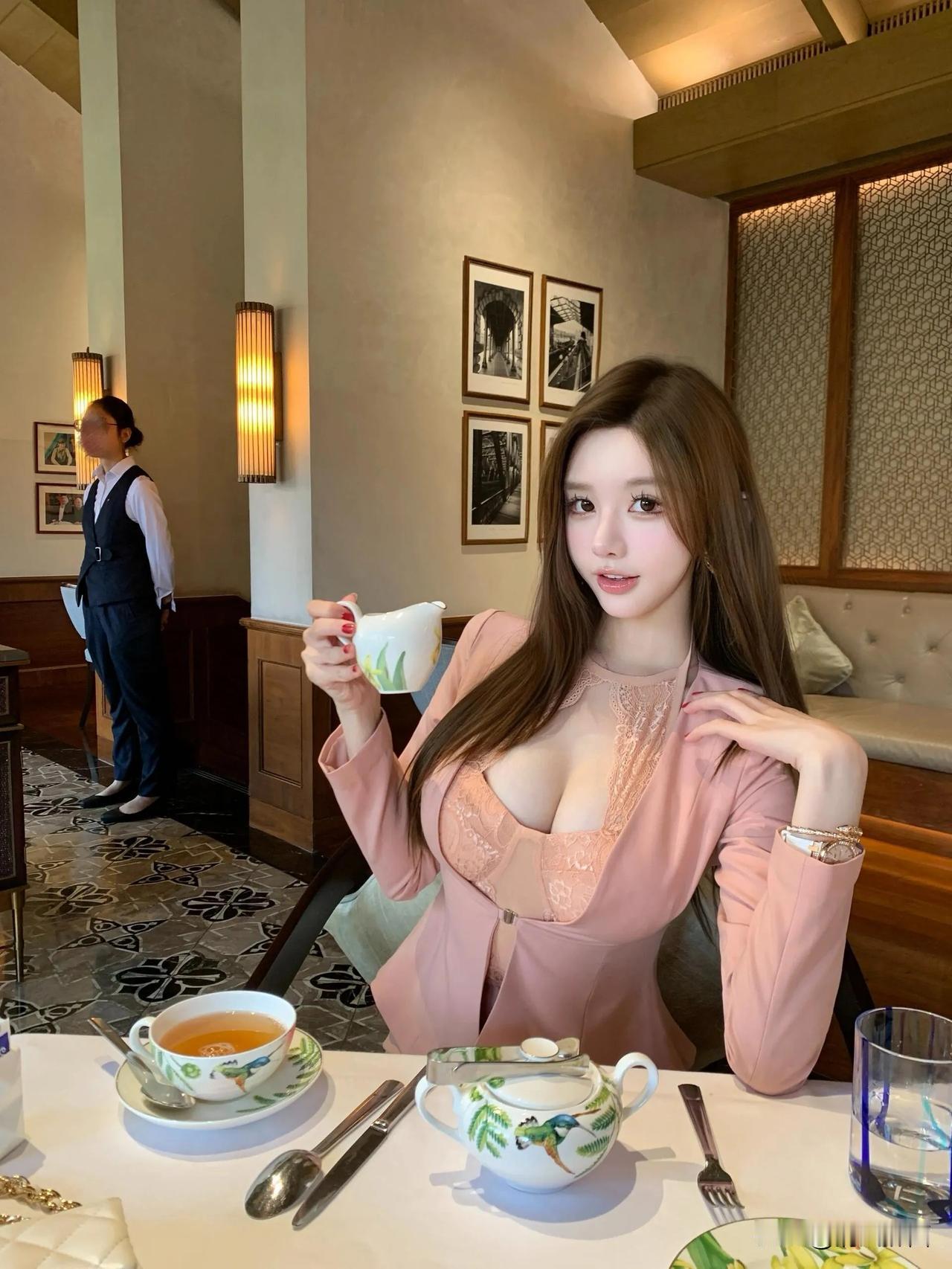 红裙白裤美人妆，性感妩媚似花仙#妩媚佳人分享# #靓妹倩影分享# #一组美女照?