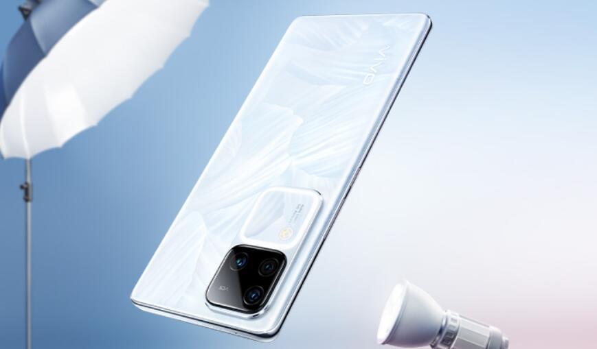 我们此处针对「vivo S18」来谈年轻人的手机，其实年轻人真正需要什么样的手机