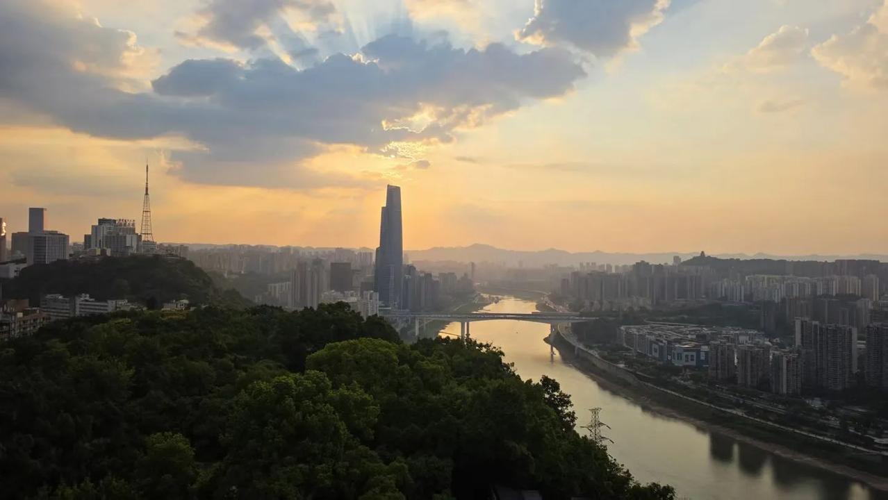 骊山旅友快乐行、重庆鹅岭公园：
   重庆鹅岭公园是俯瞰山城江景的绝佳去处。在此