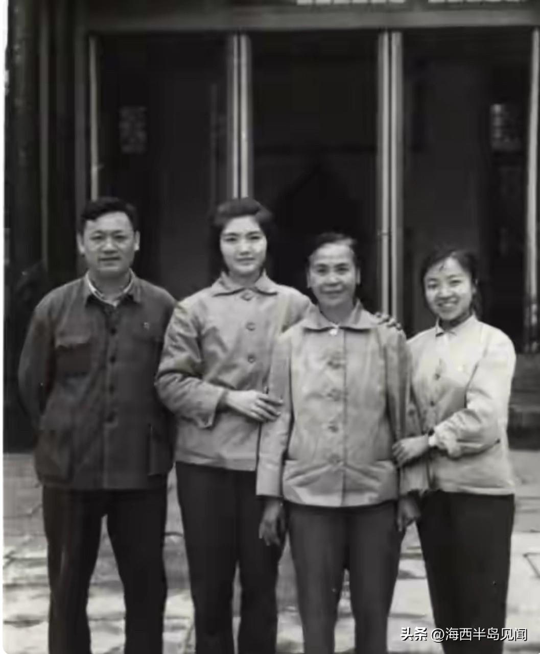 1965年，这是国庆节期间，在杭州岳王庙的一张弥足珍贵的全家福合影。其中有位是井
