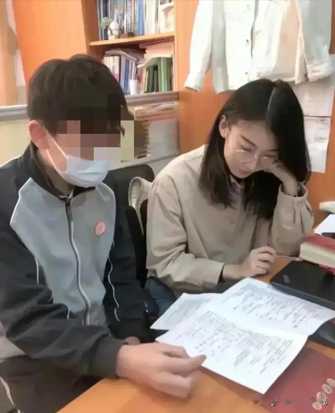 放开这个小孩，欺负小孩子算什么本事，有什么事冲我来，我不怕你。