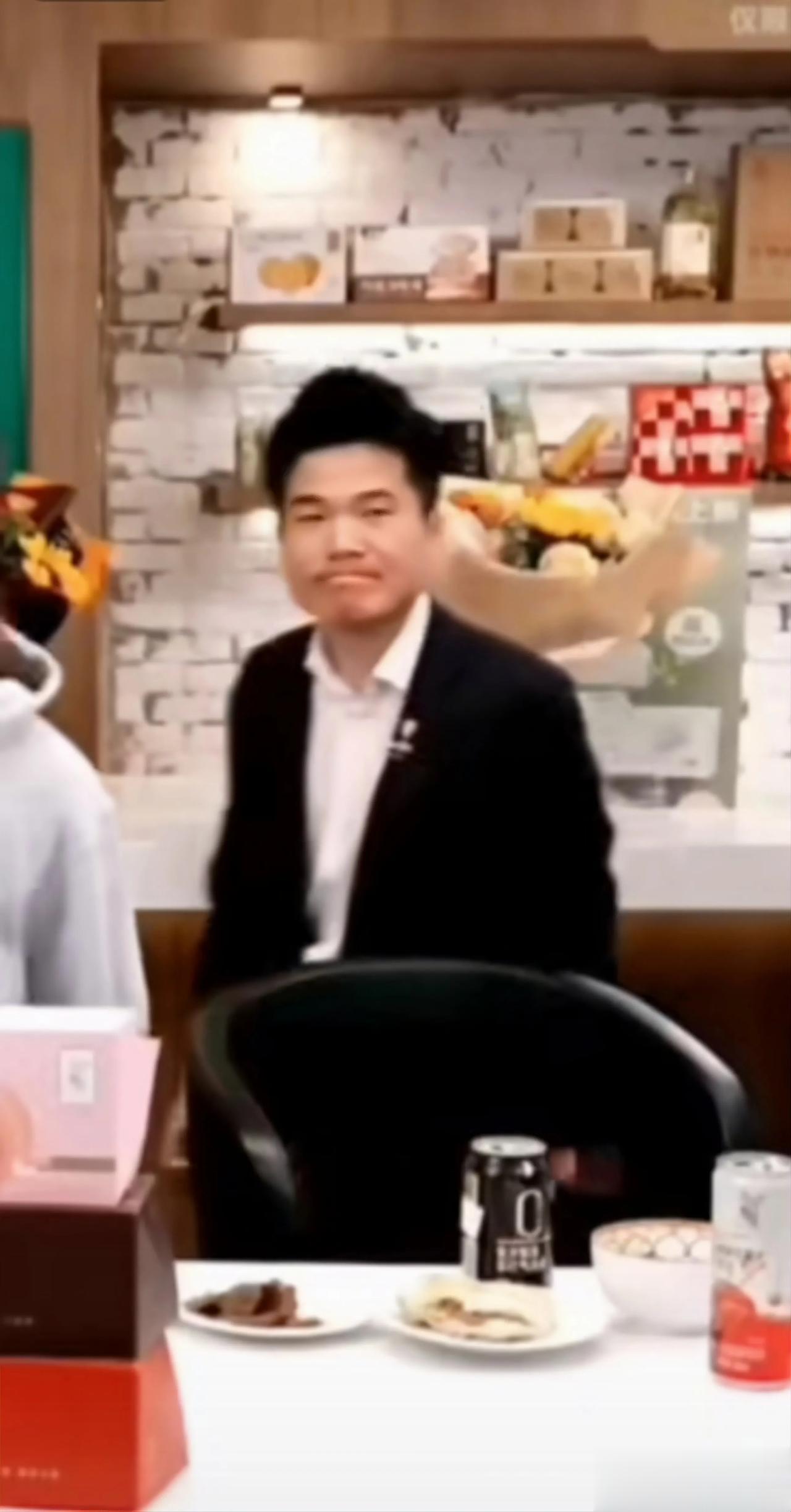 看到这个画面。
我想起了，笑傲江湖里的岳不群和令狐冲………………心里突然一酸[酷