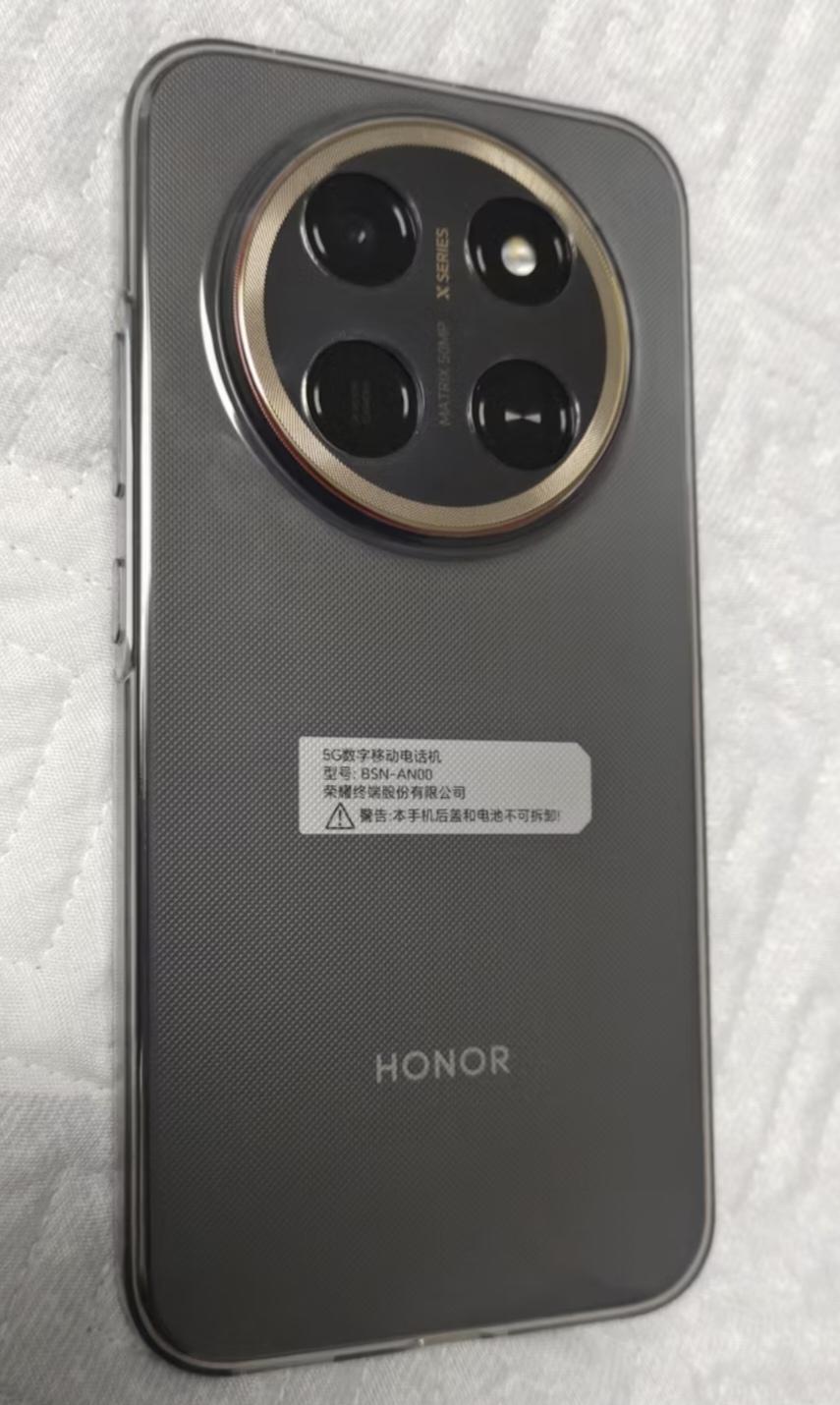 一万一千毫安时电池、一万尼特亮度屏幕、IP69K防水加三年抗摔，荣耀X80 Pr