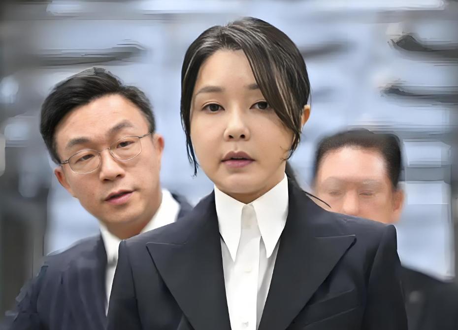 金建希开始想念自己的丈夫了。20日媒体报道，律师称金建希在狱中“消瘦得只剩一副骨