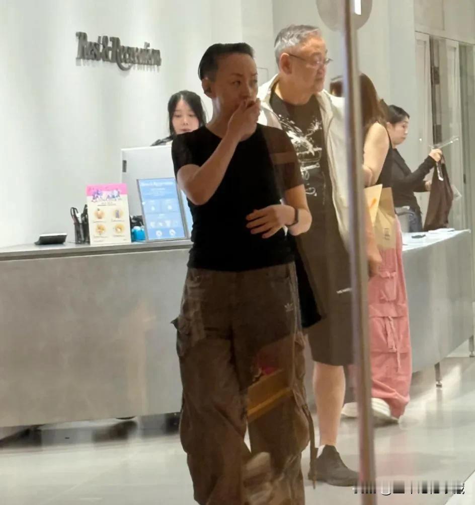 著名小品演员宋丹丹和老公在三里屯逛街被网友偶遇，老公花白头发相伴左右，宋丹丹留着