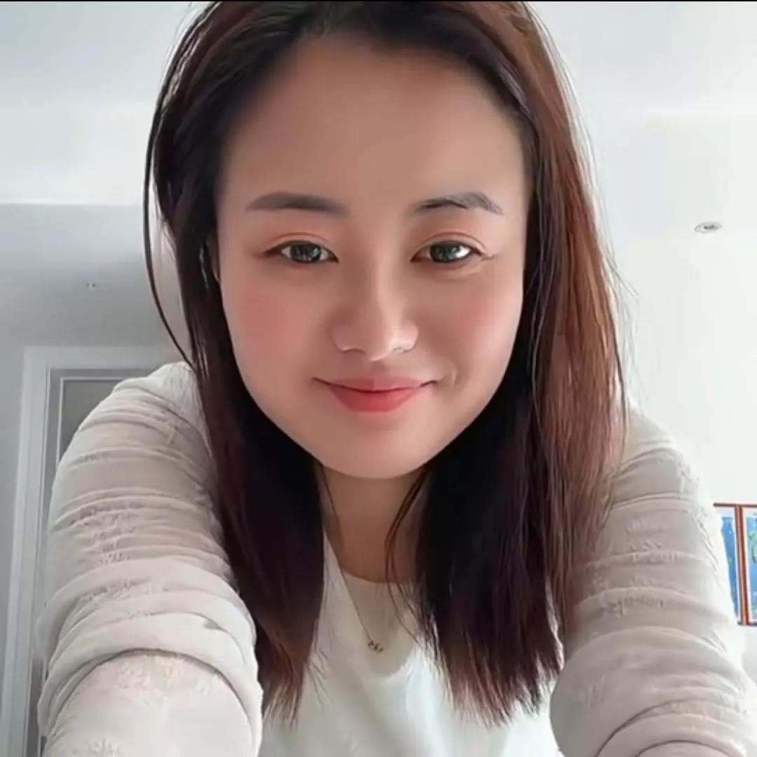 玉颜如花照，笑语入春风。观万千窈窕。 花开梦中美女来 佳人生南国 粉纱花衣美人 