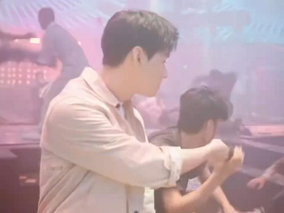 我不行了。。所有人都开始自由搏击了，这个叶谦怎么还那么淡定的坐那吃东西。。甚至还