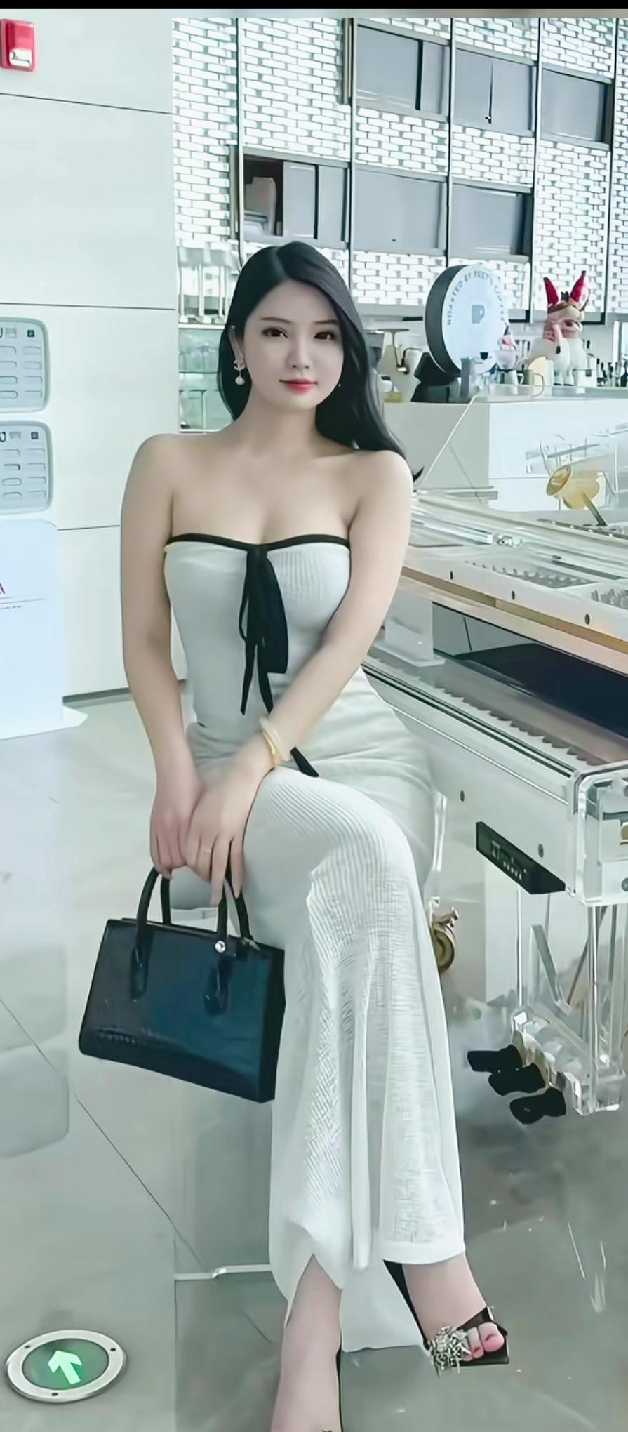 玉手提包映碧空，华服美人坐春风。