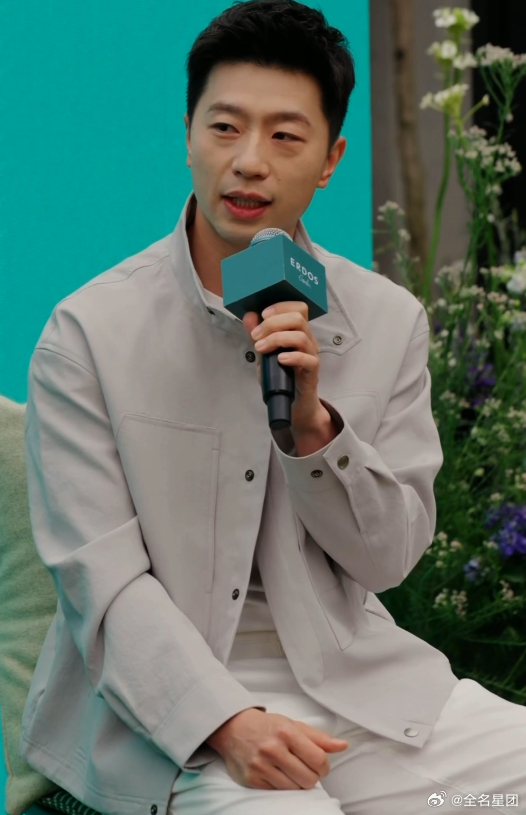 马龙这身造型给到一个夯比马龙先来的是他的帅气马龙这身浅灰色工装造型真的太加分！立