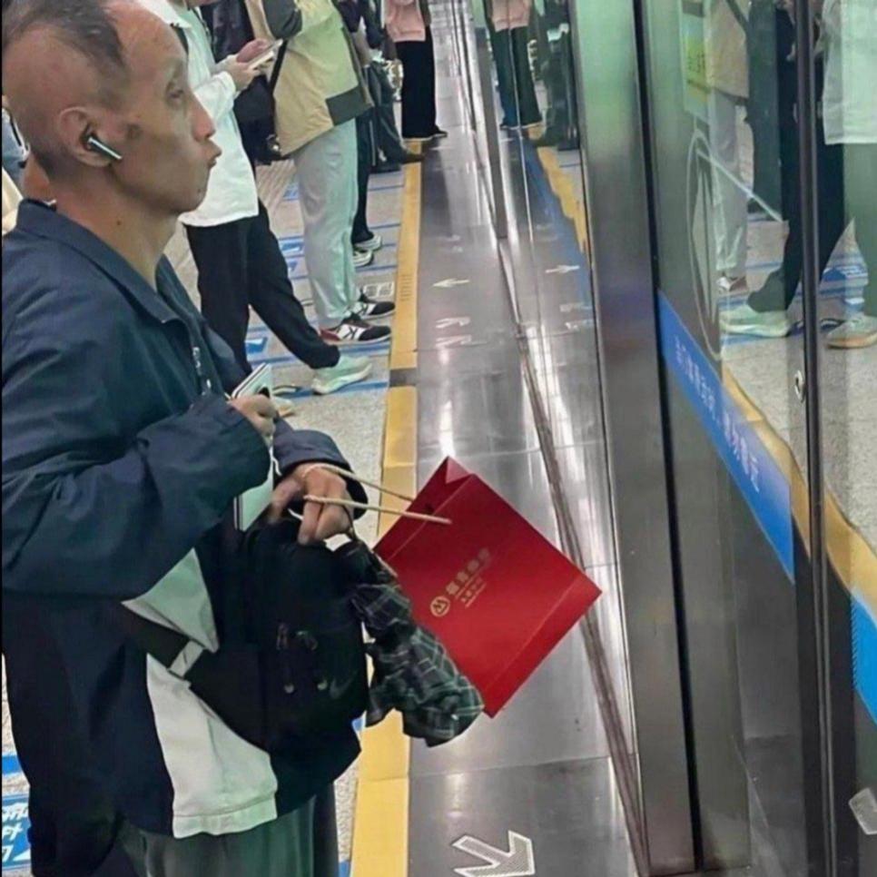 地铁站偶遇的一幕，真正应验了人不可貌相！
 
在热闹的地铁站台等车，无意间看到眼