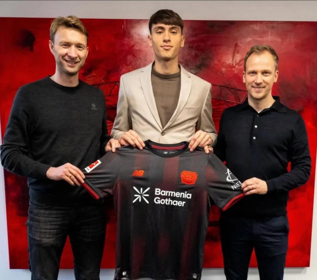 官方：勒沃库森宣布和贝尔格莱德红星就达米亚诺维奇的转会达成了协议。据悉这名17岁