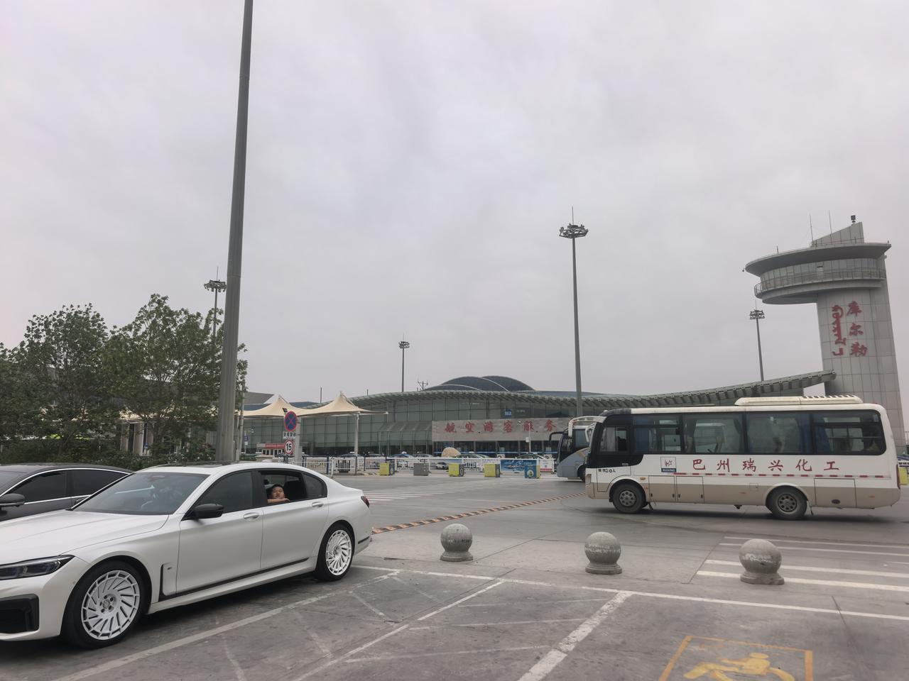 前女友结婚，请我去喝喜，
我正在想应该说点什么的时候。
新郎新娘来敬酒，
我端起