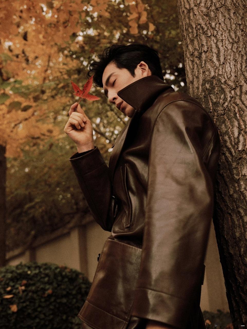 井柏然都市高智感井柏然都市高智感拉满！美拉德棕色廓形皮衣搭黑色立领毛衣，头发后梳