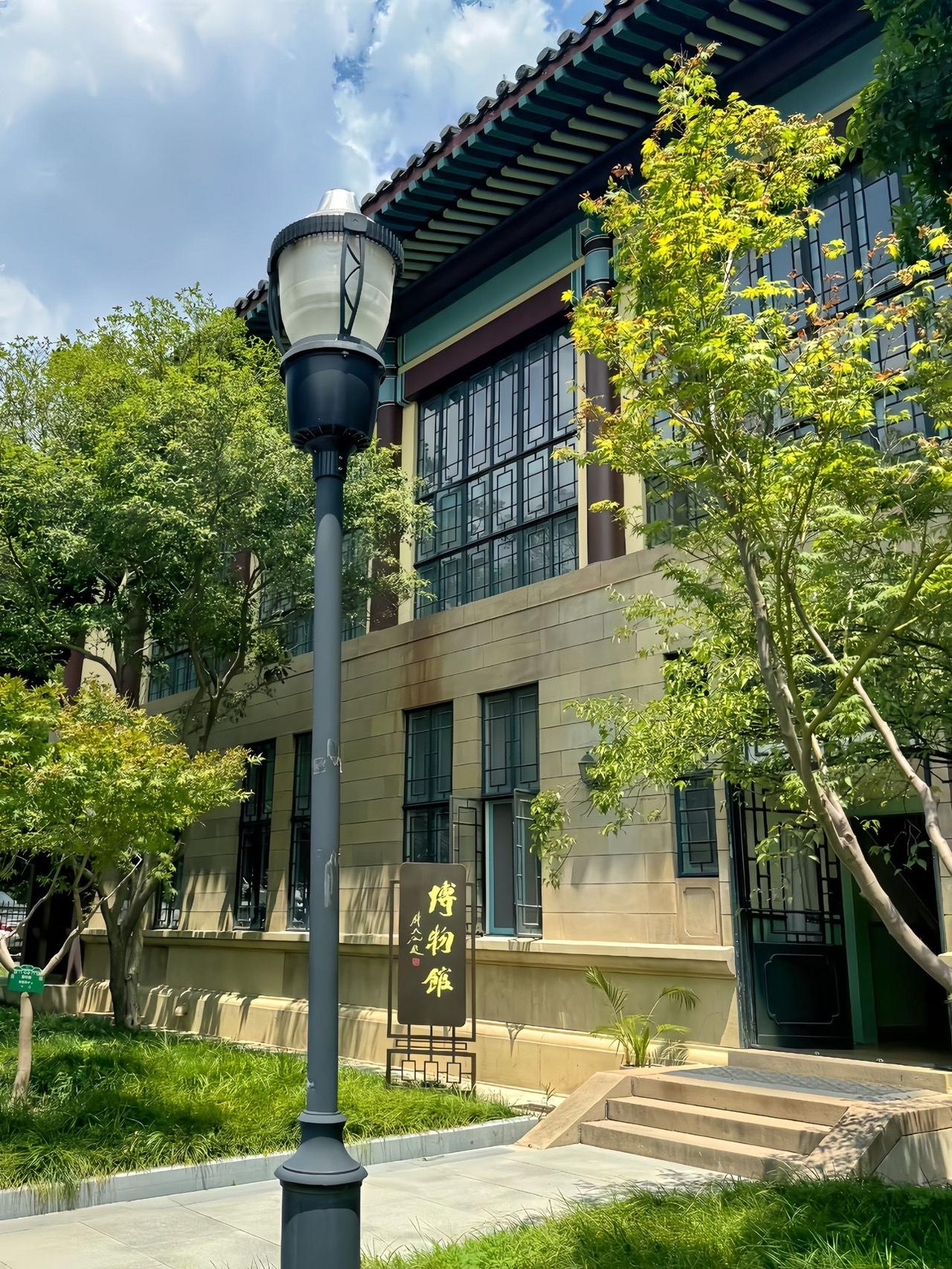 我瞧见胖东来动工盖楼了，他原本是做超市的，怎么这会儿做起了房产？人家手里资金充裕