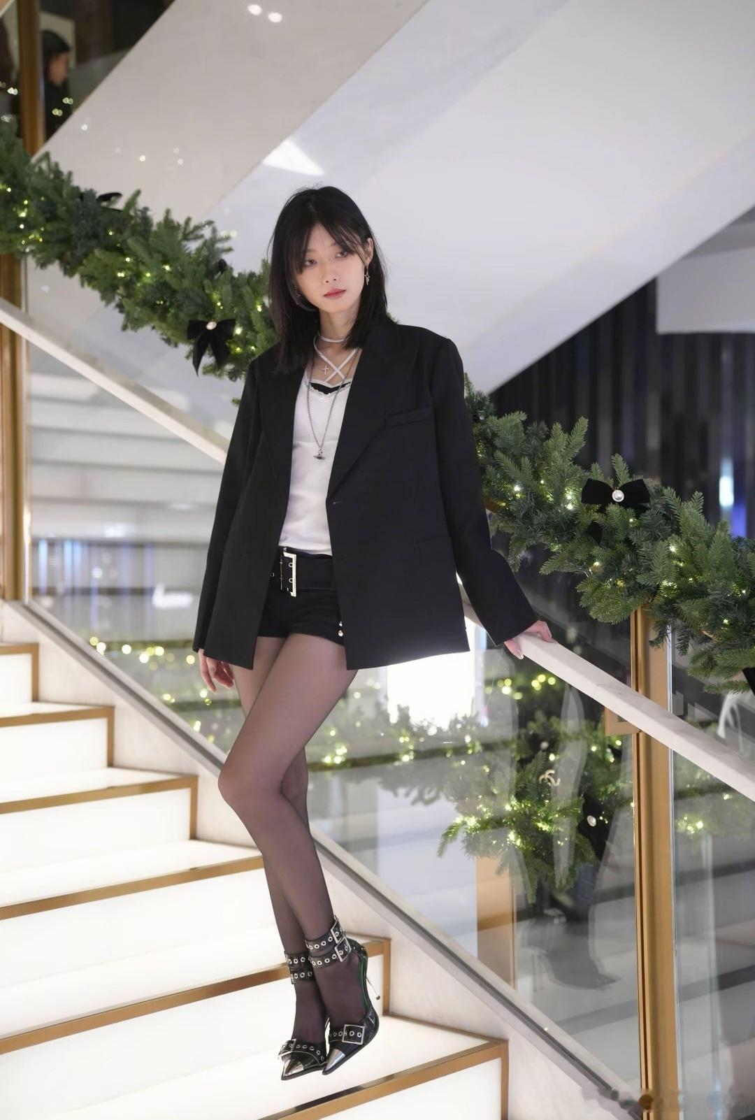 顶级街拍颜控正义日记的红包美女 手捧玫瑰 